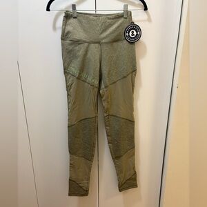 Women’s gym leggings with mesh cutouts